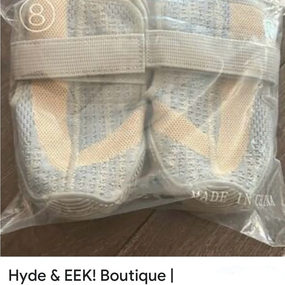 Hyde and Eek Baby Booties Sz 4 Grey/Tan NIP